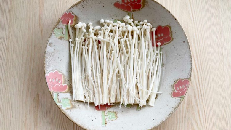 蒜蓉蒸鸡胸肉,肉质滑嫩不柴,鲜美不油腻,<a style='color:red;display:inline-block;' href='/shicai/ 234'>金针菇</a>洗净,去掉根部,摆入盘中。