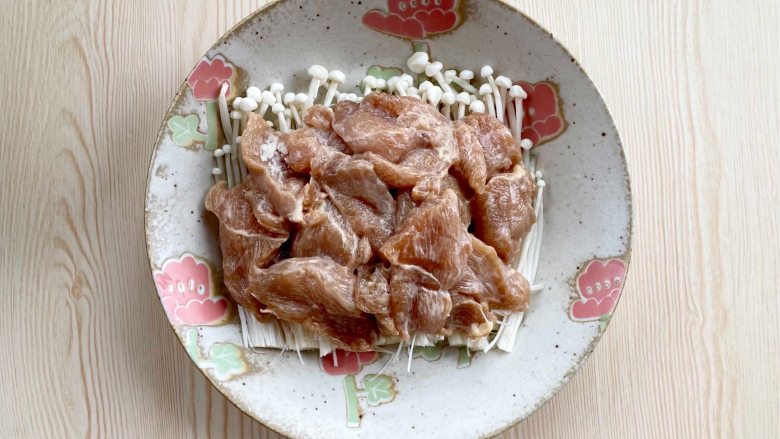 蒜蓉蒸鸡胸肉,肉质滑嫩不柴,鲜美不油腻,金针菇上铺上腌好的鸡胸肉;