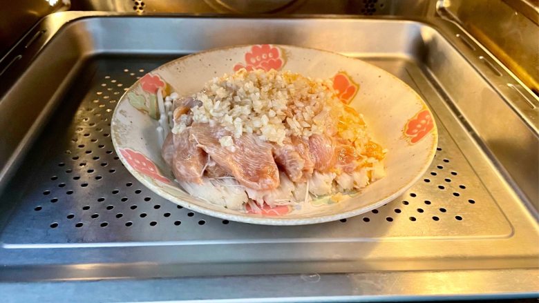 蒜蓉蒸鸡胸肉,肉质滑嫩不柴,鲜美不油腻,放入蒸箱或蒸锅,大火蒸12分钟;