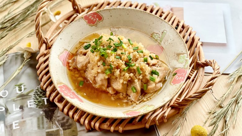 蒜蓉蒸鸡胸肉,肉质滑嫩不柴,鲜美不油腻,蒸好后,撒上葱花即可。