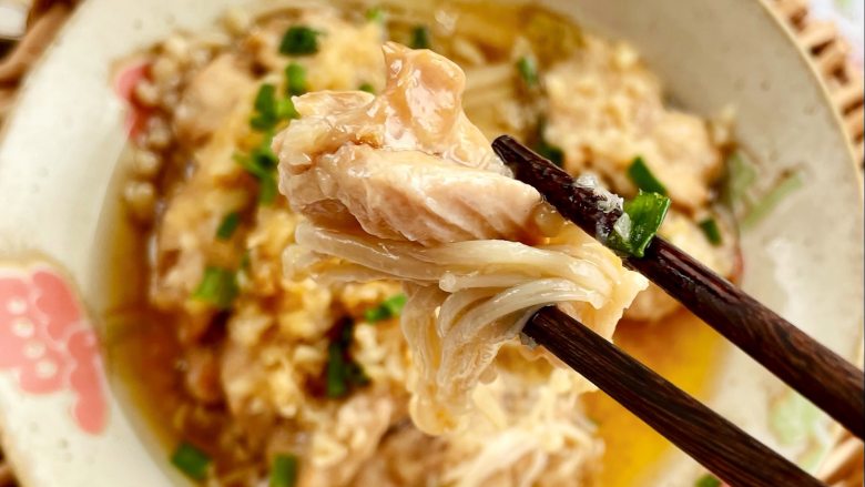 蒜蓉蒸鸡胸肉,肉质滑嫩不柴,鲜美不油腻,滑嫩不柴~