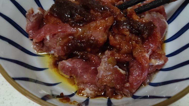 小炒黄牛肉,<a style='color:red;display:inline-block;' href='/shicai/ 216'>牛肉</a>切片，然后放<a style='color:red;display:inline-block;' href='/shicai/ 692'>酱油</a>，<a style='color:red;display:inline-block;' href='/shicai/ 787'>沙茶酱</a>，油搅匀