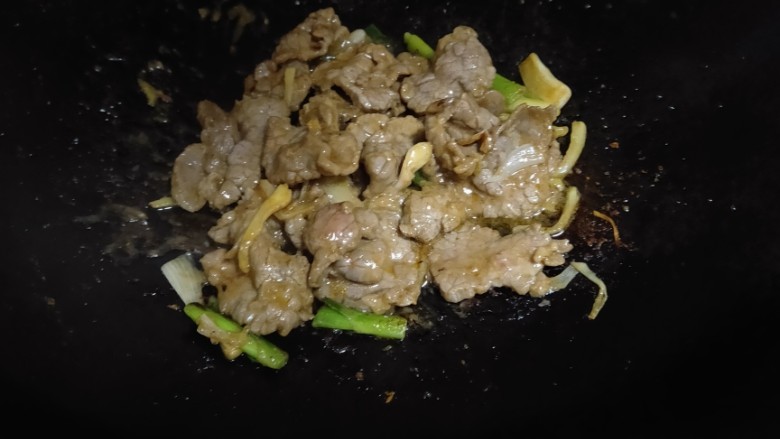 小炒黄牛肉,大火迅速翻炒一分钟左右