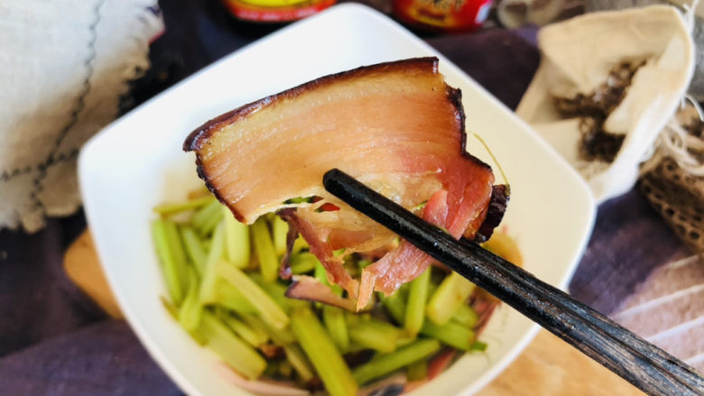 芹菜炒腊肉,超级下饭哦~
