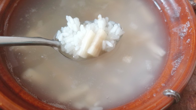 鸡肉山药粥,等米煮开后,把山药放入,盖上盖子继续煮