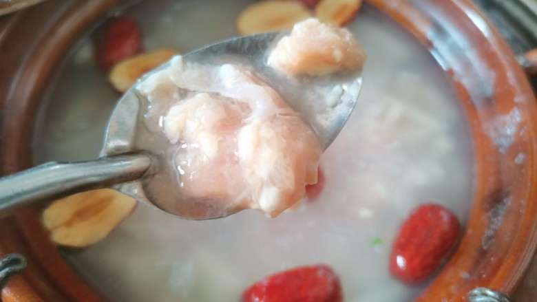 鸡肉山药粥,再一次煮开后加入鸡肉,盐,食用油搅拌均匀继续小火慢炖