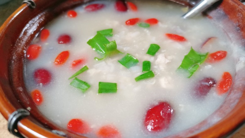 鸡肉山药粥,煮至米汤很浓稠,大米开花,接着下入葱花