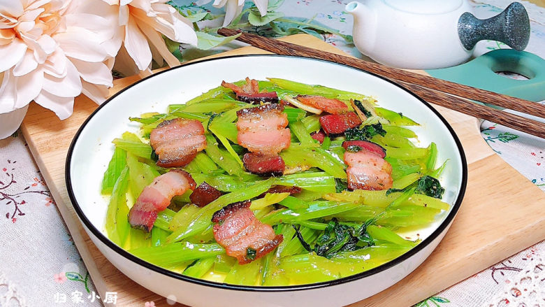 芹菜炒腊肉,超级下饭哟!
