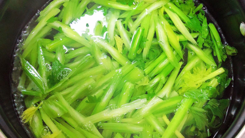芹菜炒腊肉,锅中烧开水,放入西芹焯一下。