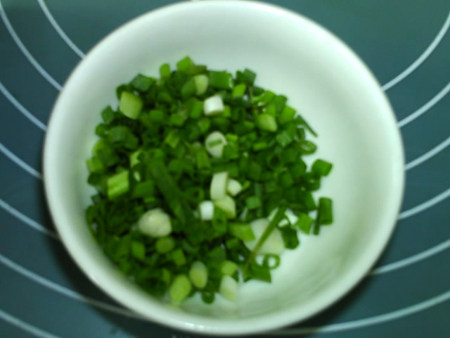 山药小饼,葱洗净切葱花,备用
