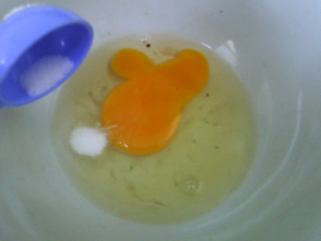 山药小饼,鸡蛋磕入碗中,加盐