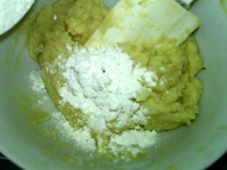 山药小饼,加入面粉,拌匀