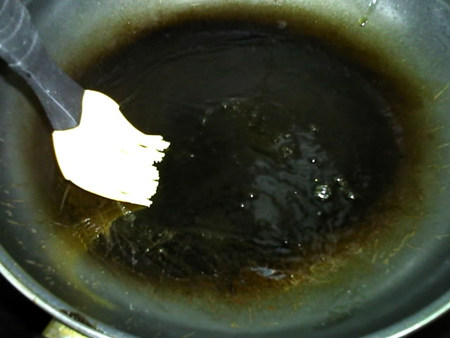 山药小饼,平底锅刷少许油,烧热