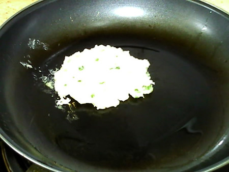 山药小饼,放入适量山药泥,摊成饼状,小火煎烙