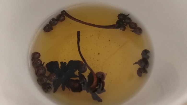 凉拌菜花,用<a style='color:red;display:inline-block;' href='/shicai/ 700'>花椒</a>和八角,小火炸些油。