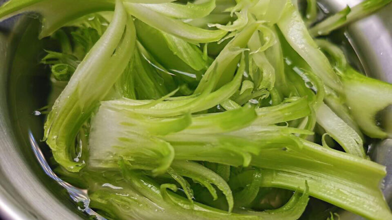 芹菜炒腊肉,浸泡一个小时后,卷曲度就十分美丽,感觉挺清脆