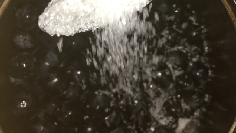 自制葡萄酒,把备好的葡萄或者提子全部导入干净没水分的大玻璃空罐,洒入半袋白糖
注:不可把整个玻璃罐倒满,要留三分之一的空间,防止醇发酵过多