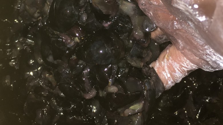 自制葡萄酒,带上一次性手套,用力搅拌,最好搅拌得很充分,发酵出来的葡萄酒更纯