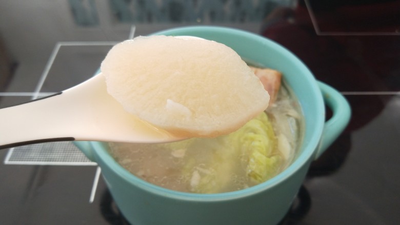 萝卜白菜汤,头出锅加入适量盐,蔬之鲜。