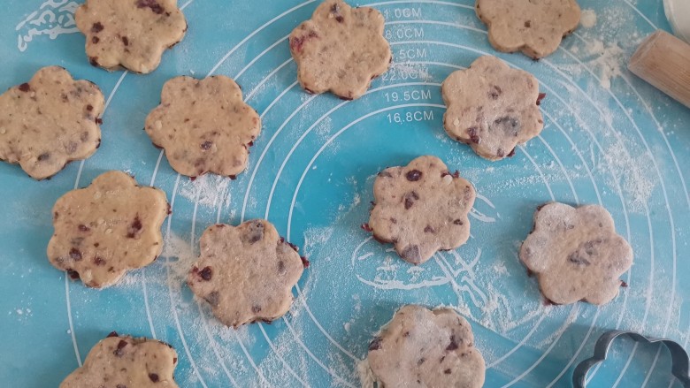 山药小饼,发酵好后取出来揉面排气擀成薄饼,用模具压成小花形状