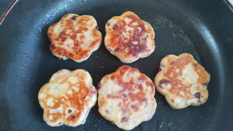 山药小饼,煎制两面金黄熟透,用铲子轻轻按压小饼,能够快速回弹就是熟了
