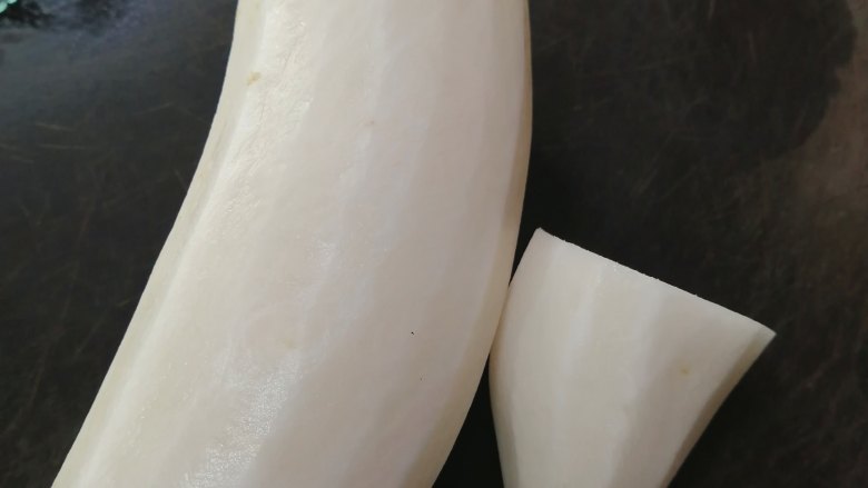 糖醋白萝卜,去皮,去头去尾,取中间部分