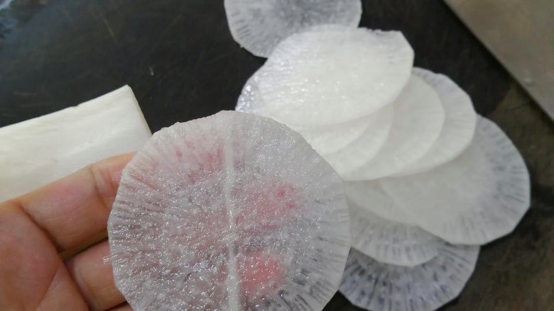 糖醋白萝卜,切薄片,考刀工的活