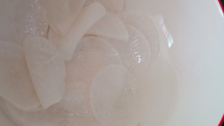 糖醋白萝卜,腌10分钟,已经腌出部分萝卜水了
