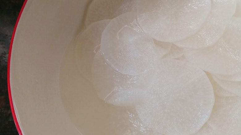 糖醋白萝卜,腌到30分钟,腌出更多萝卜水分