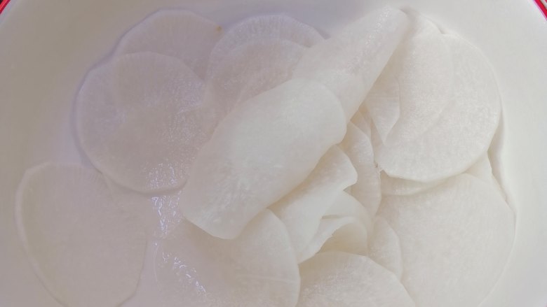 糖醋白萝卜,倒掉盐水,再用清水漂洗两次,洗去咸味
