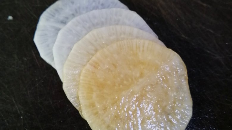 糖醋白萝卜,留出4片萝卜,排整齐