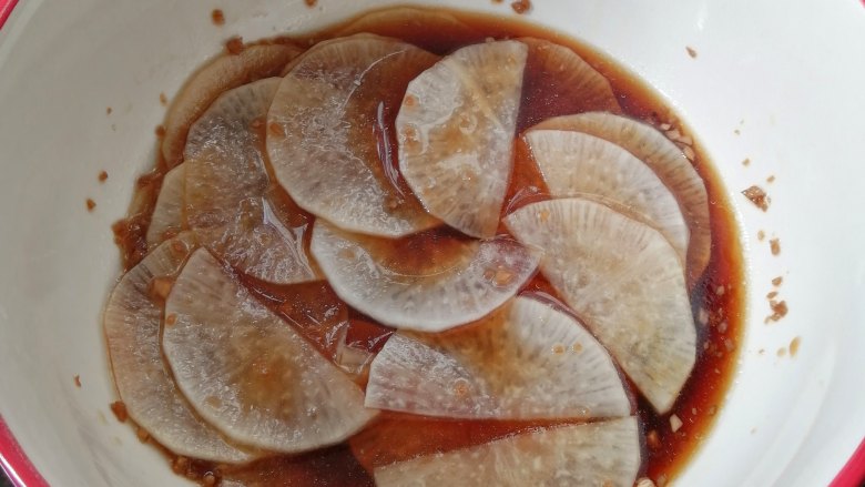 糖醋白萝卜,也放入糖醋里浸泡入味,大约腌1小时