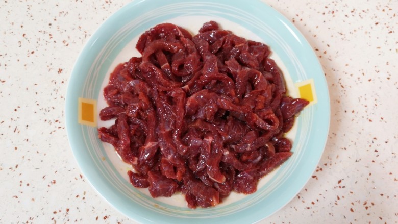 小炒黄牛肉, 先加入<a style='color:red;display:inline-block;' href='/shicai/ 718'>料酒</a>、特级鲜酱油和少许食用油搅拌均匀。