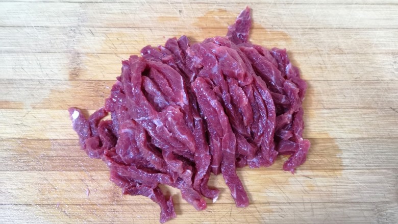 小炒黄牛肉,<a style='color:red;display:inline-block;' href='/shicai/ 216'>牛肉</a>切成粗丝。