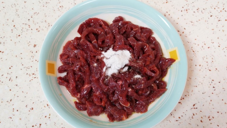 小炒黄牛肉,再加入少许盐和<a style='color:red;display:inline-block;' href='/shicai/ 512'>玉米淀粉</a>搅拌均匀,腌制10分钟左右。