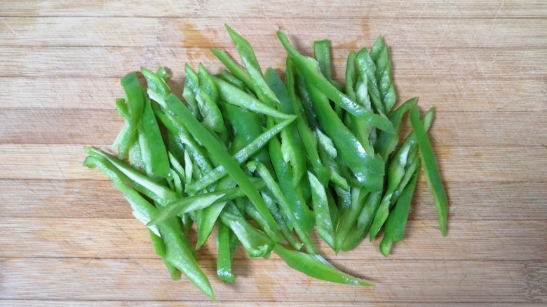 小炒黄牛肉,<a style='color:red;display:inline-block;' href='/shicai/ 61'>青椒</a>洗干净去籽,切成粗丝。