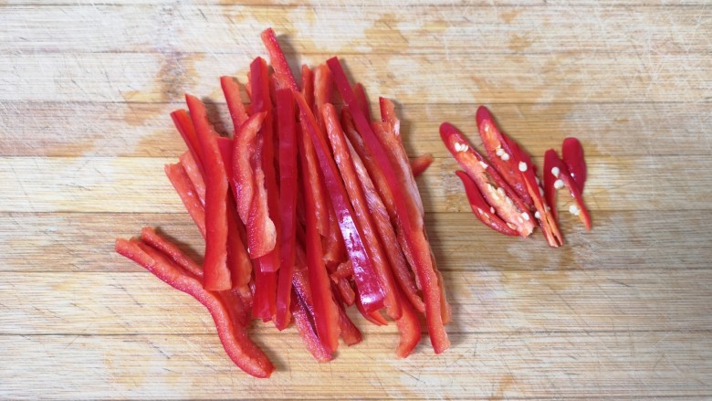 小炒黄牛肉,红椒洗干净去籽,切成粗丝,<a style='color:red;display:inline-block;' href='/shicai/ 82'>小米椒</a>切成细丝。
