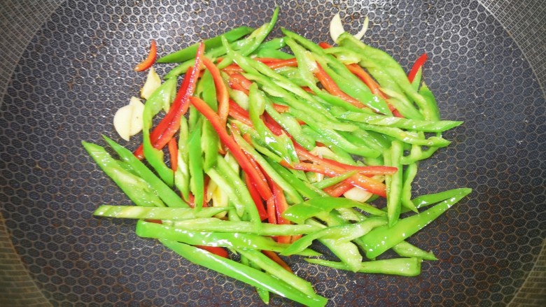 小炒黄牛肉,翻炒至断生。