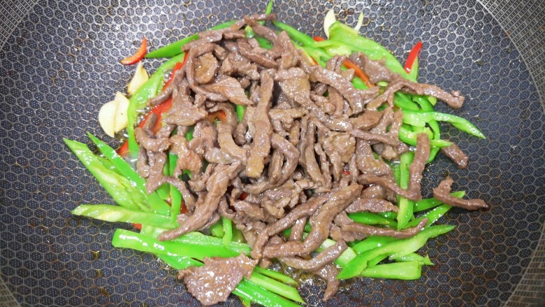 小炒黄牛肉,下入炒好的牛肉。 