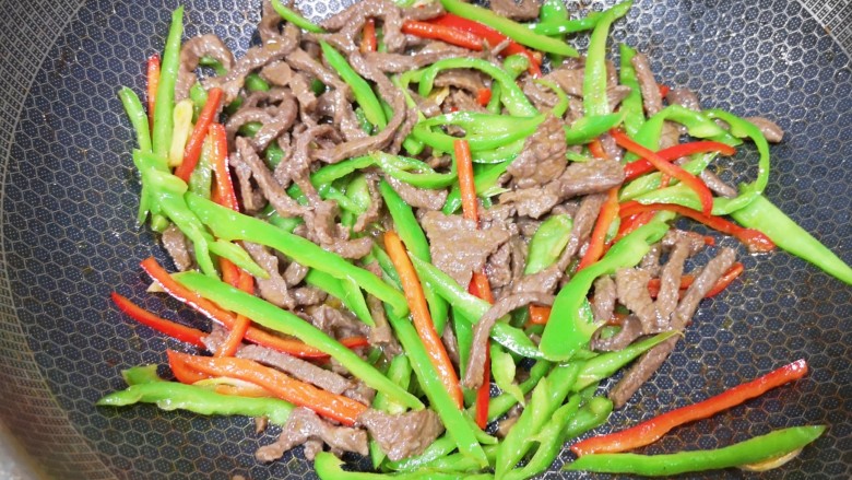 小炒黄牛肉,翻炒均匀。