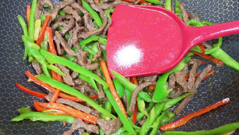 小炒黄牛肉,放盐调味。