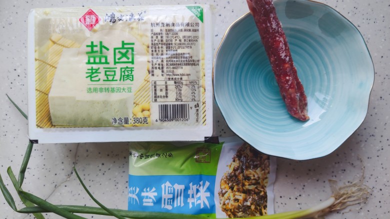 雪菜豆腐,首先我们准备好所有食材