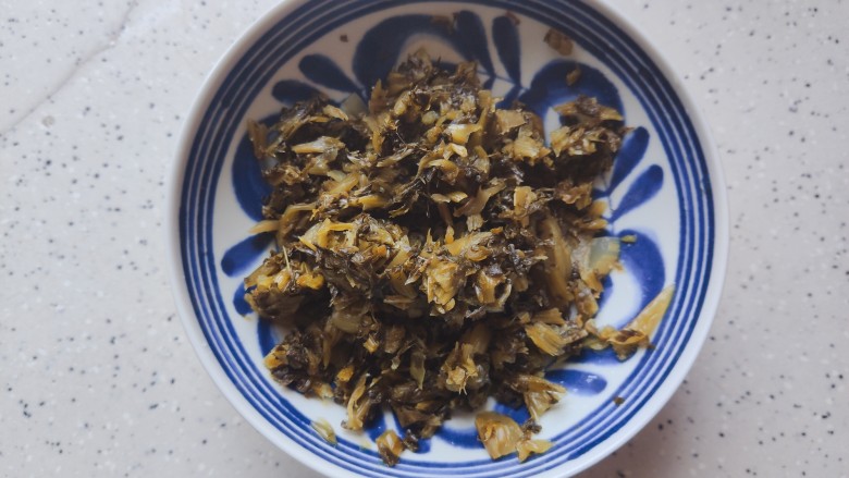 雪菜豆腐,取出雪菜,轻轻挤干水分,抖散