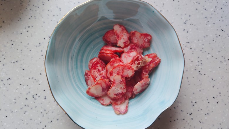 雪菜豆腐,<a style='color:red;display:inline-block;' href='/shicai/ 4536'>腊肠</a>温水冲洗一下,切成薄片
