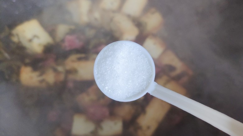 雪菜豆腐,待锅内汤汁差不多收紧,加一小勺细盐
