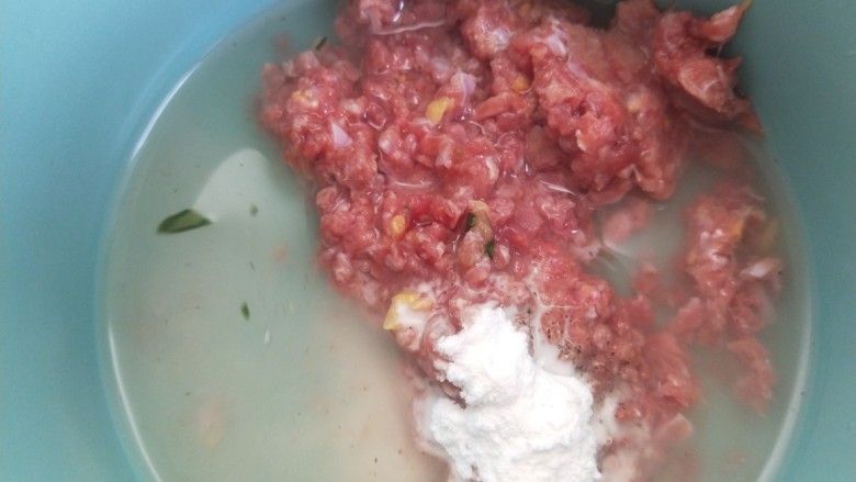鸡肉山药粥,加入料酒,少许水。