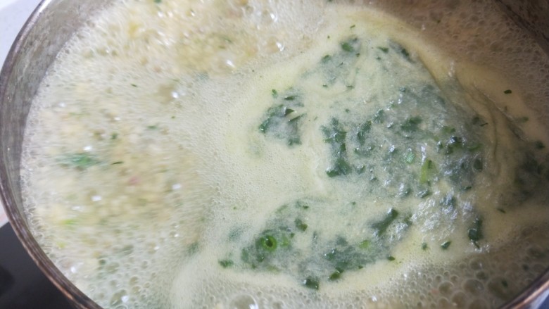 鸡肉山药粥,锅开关火,放入适量盐,白胡椒。