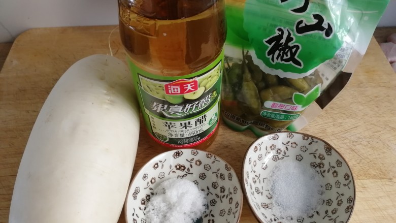 糖醋白萝卜,准备所有食材。