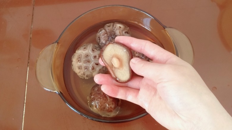 香菇萝卜包,这是泡好的,洗干净