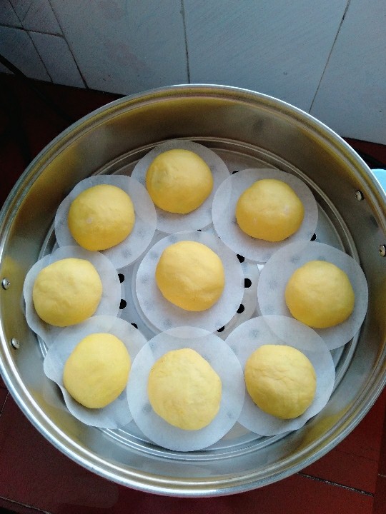 香菇萝卜包,摆到蒸屉里,二次醒发10分钟